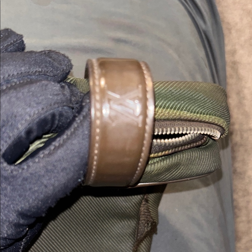 Louis Vuitton Khaki Men's Toiletry Bag Needs Repair - Picture 5 of 10